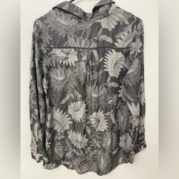 Soft Surroundings Evie Long Sleeve Button Up Gray Floral Soft Pocket Size M - Picture 5 of 9